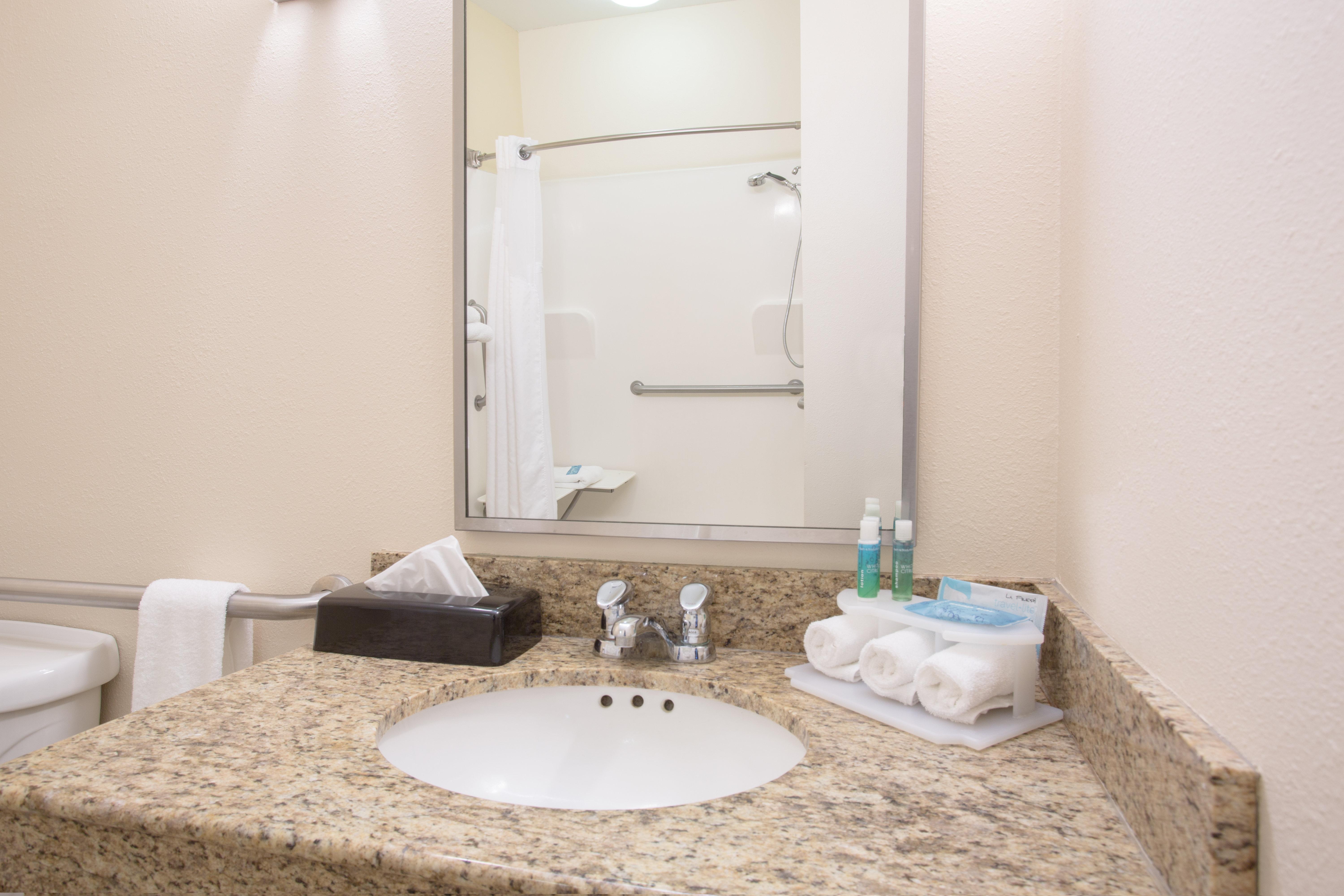 Holiday Inn Express Hotel & Suites Concordia Us 81 By Ihg מראה חיצוני תמונה