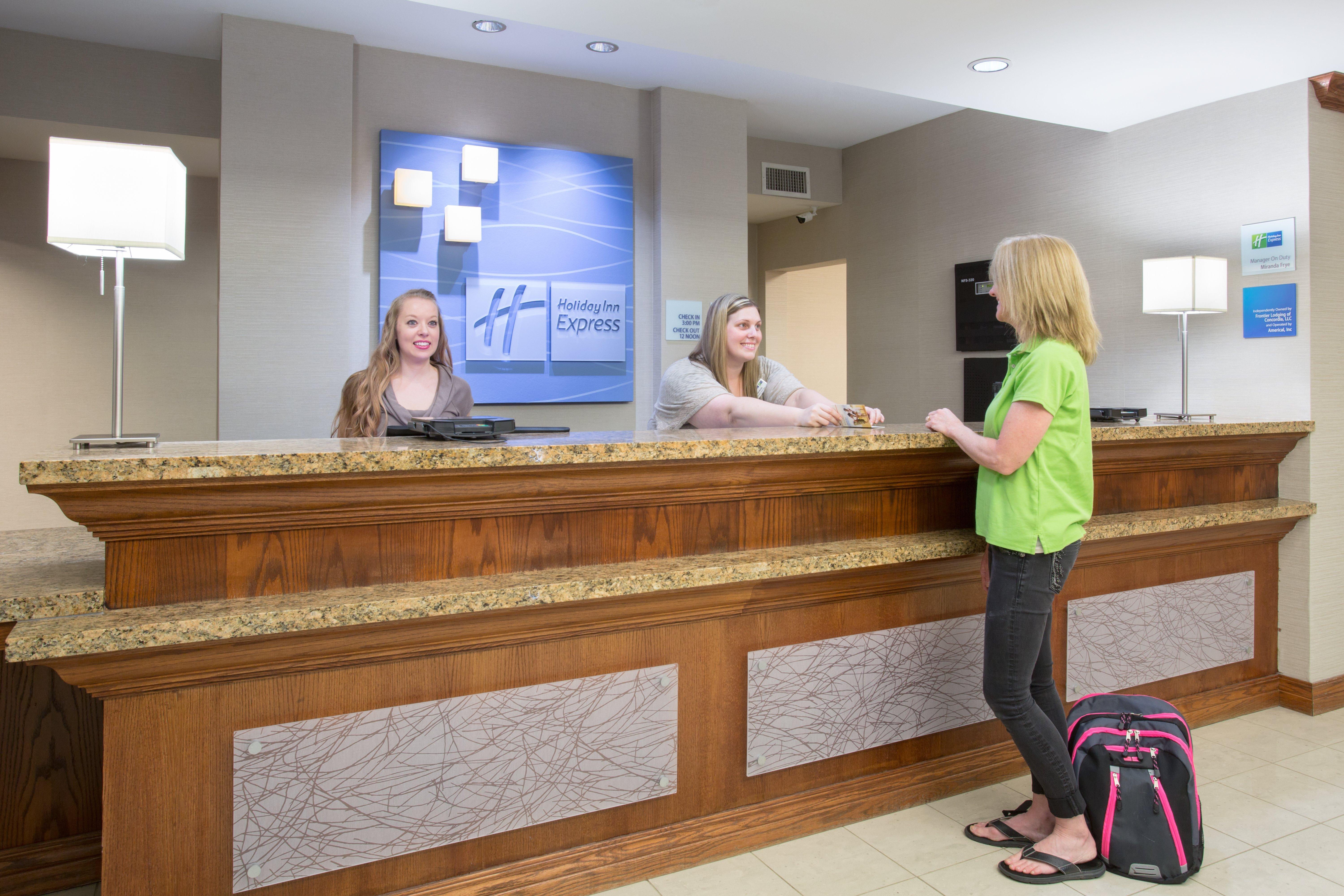 Holiday Inn Express Hotel & Suites Concordia Us 81 By Ihg מראה חיצוני תמונה