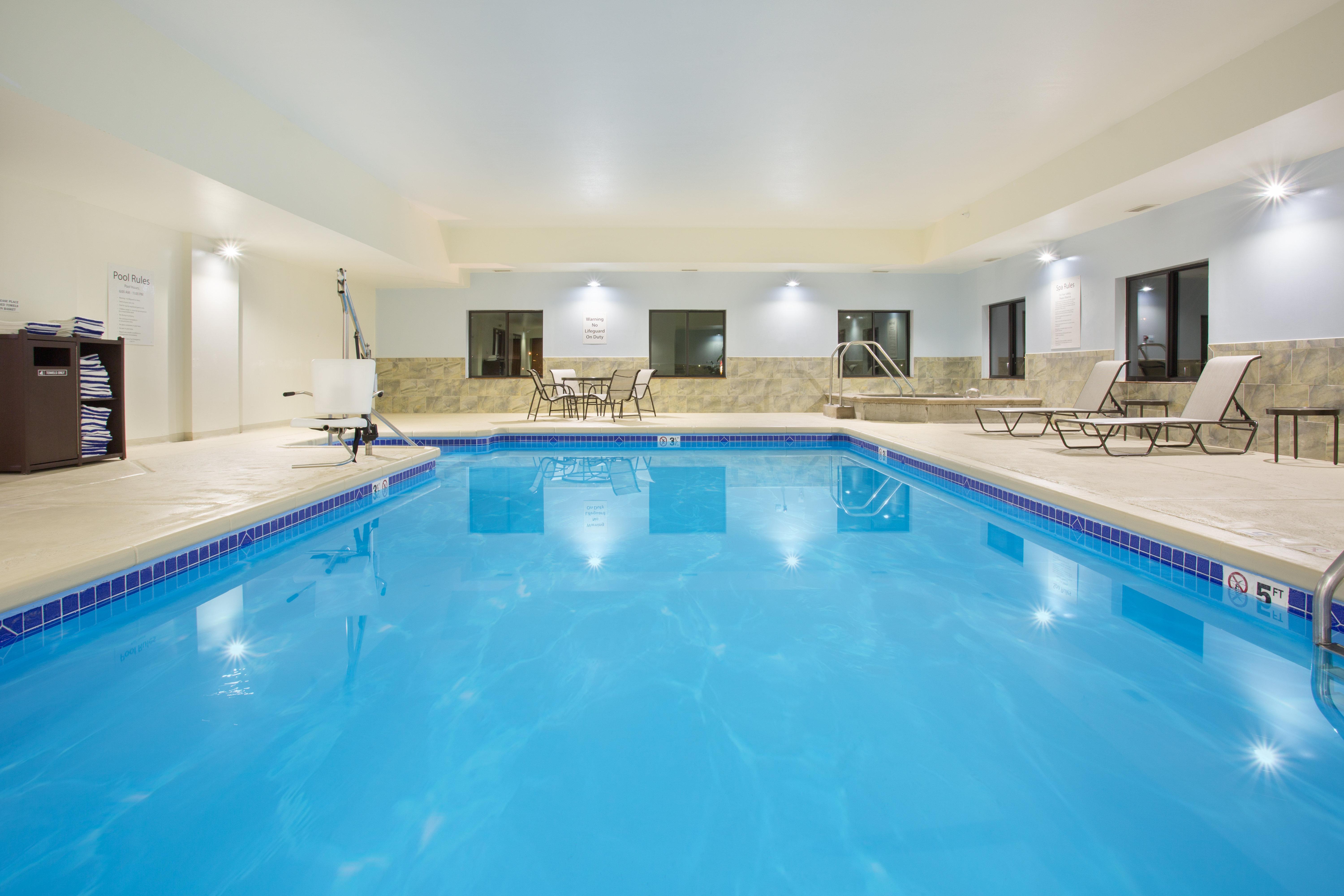 Holiday Inn Express Hotel & Suites Concordia Us 81 By Ihg מראה חיצוני תמונה