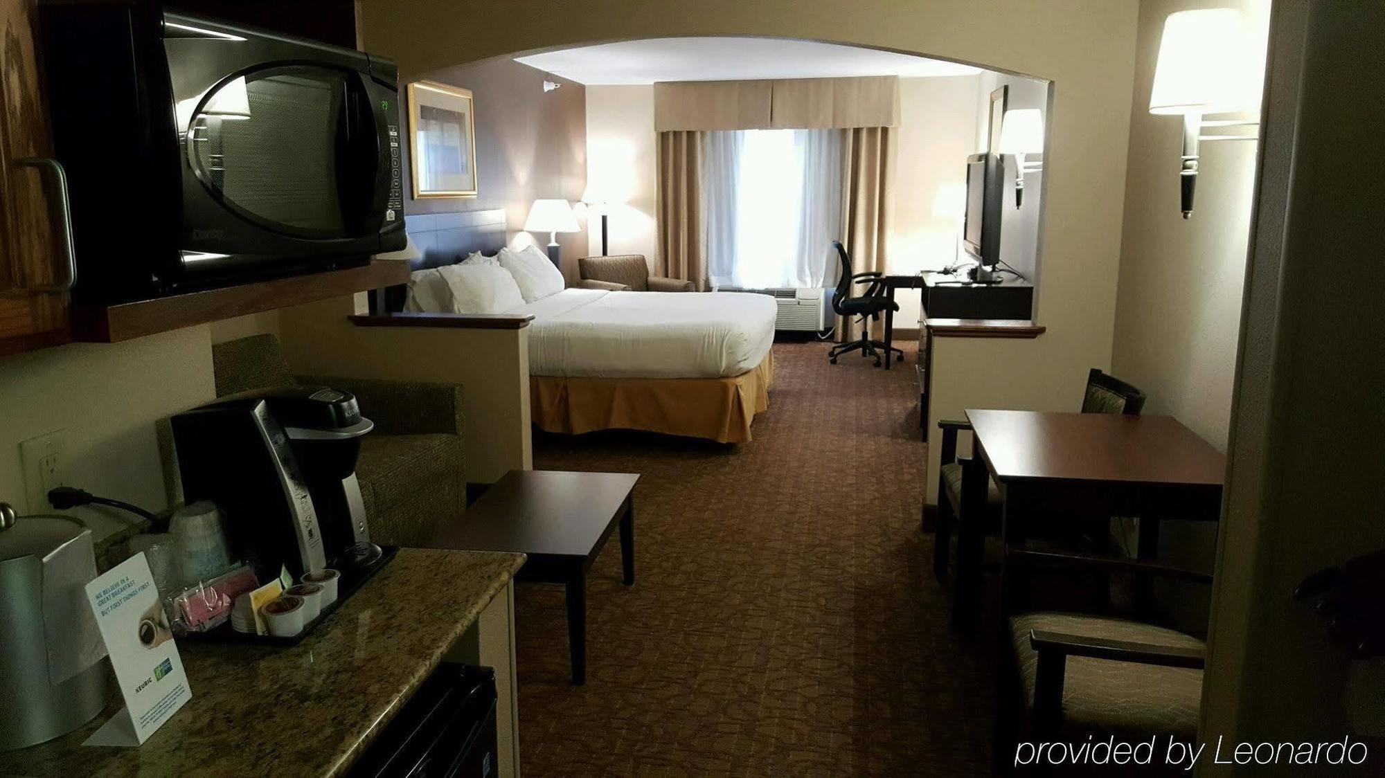 Holiday Inn Express Hotel & Suites Concordia Us 81 By Ihg מראה חיצוני תמונה