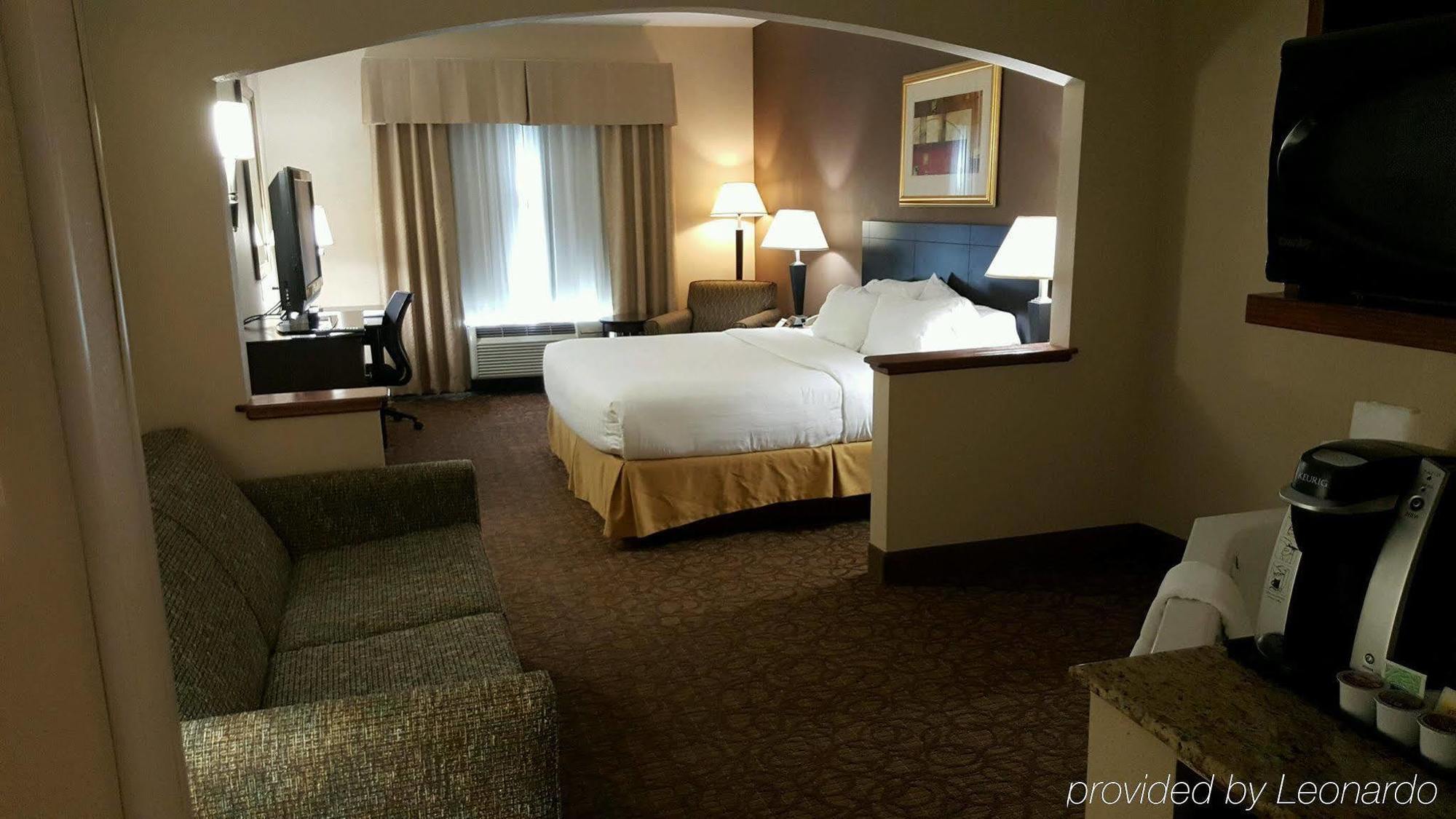 Holiday Inn Express Hotel & Suites Concordia Us 81 By Ihg מראה חיצוני תמונה