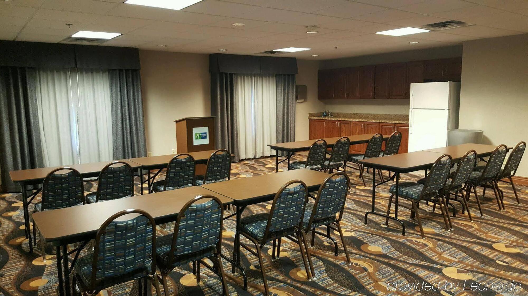 Holiday Inn Express Hotel & Suites Concordia Us 81 By Ihg מראה חיצוני תמונה
